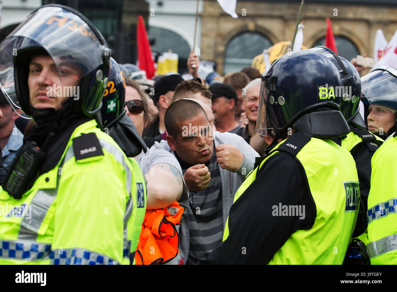 Liverpool UK, 3 juin 2017. Les partisans de l'EDL et anti- choc partisans fascistes à Liverpool Merseyside UK. Credit : Ken Biggs/Alamy Live News. Banque D'Images