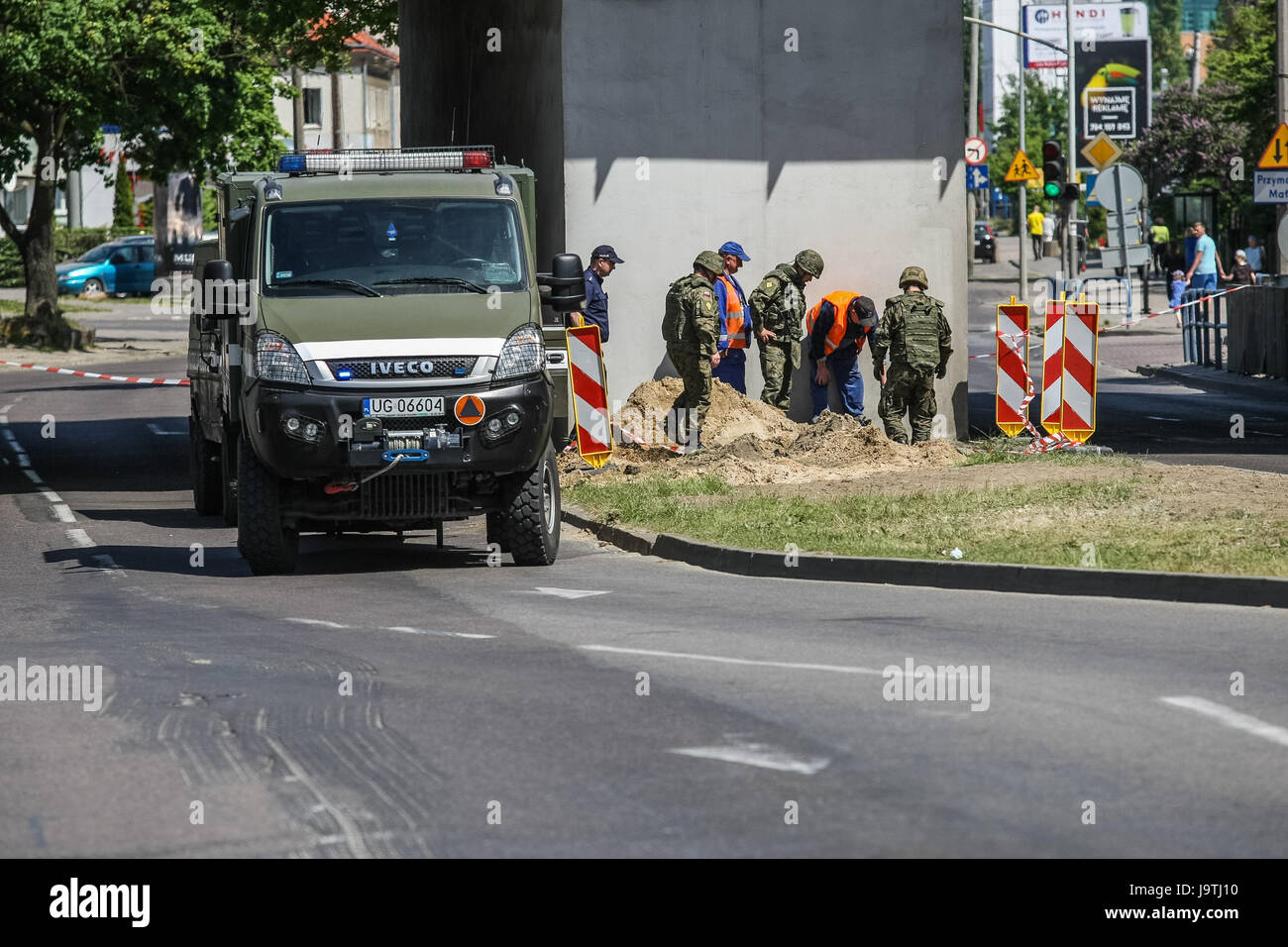 Gdansk, Pologne. 06Th Juin, 2017. Les bombes de la DEUXIÈME GUERRE MONDIALE en prenant des sapeurs sont vus à Gdansk, Pologne le 3 juin 2017 La Seconde Guerre mondiale, a été excavée bombe non explosée lors de l'adduction d'eau, dans le centre-ville, sous une longue ligne de chemin de fer. Les restes explosifs de la Seconde Guerre mondiale sont un phénomène courant lors de terrassements à Gdansk Crédit : Michal Fludra/Alamy Live News Banque D'Images