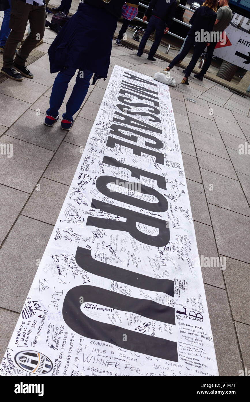 Cardiff, Royaume-Uni. 06Th juin 2017. Fans de la Juventus et le Real Madrid profitez de l'atmosphère de l'avant de la finale de la Ligue des champions au Millennium Stadium de Cardiff. Crédit : Ian Francis/Alamy Live News Banque D'Images