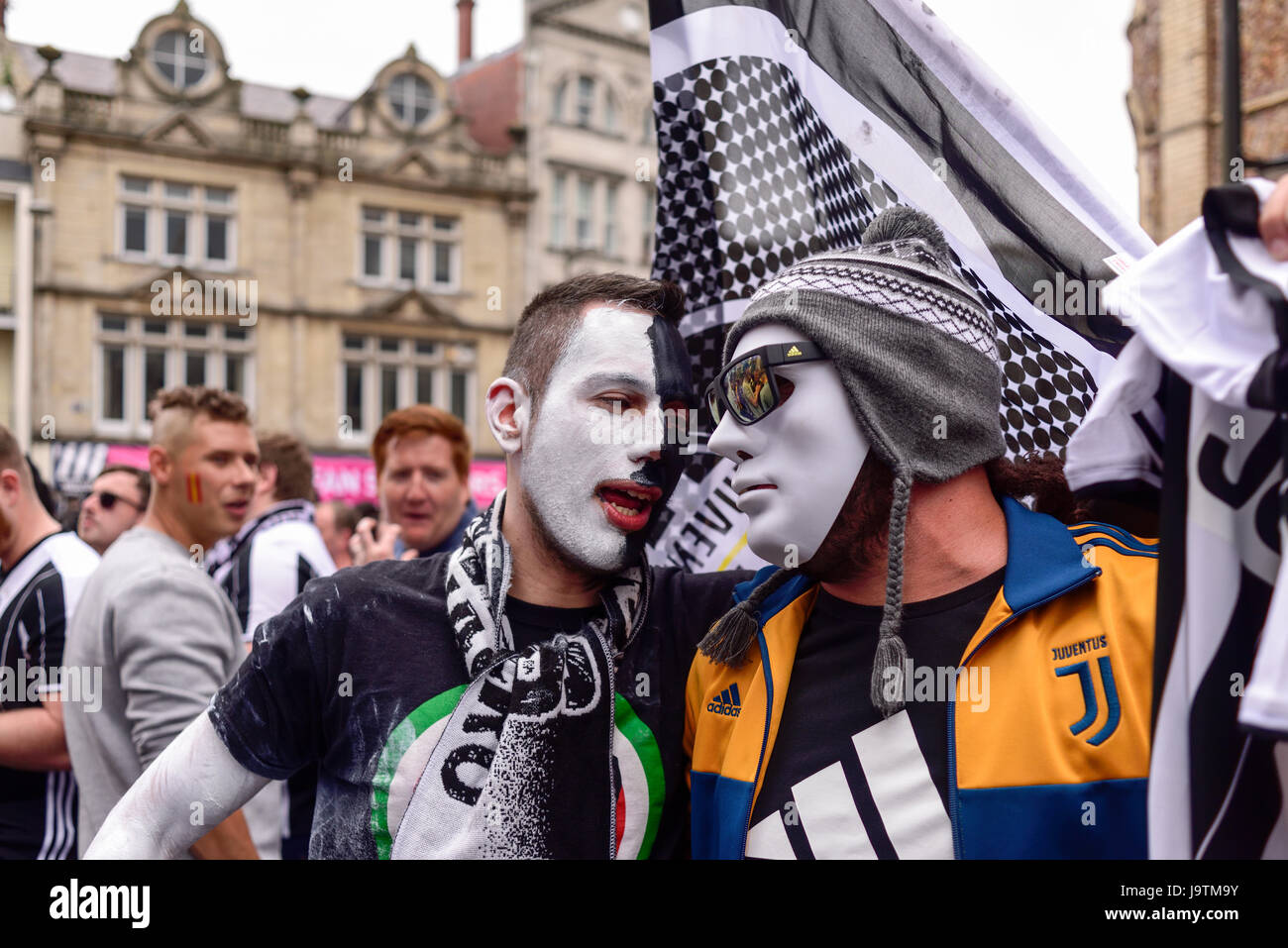 Cardiff, Royaume-Uni. 06Th juin 2017. Fans de la Juventus et le Real Madrid profitez de l'atmosphère de l'avant de la finale de la Ligue des champions au Millennium Stadium de Cardiff. Crédit : Ian Francis/Alamy Live News Banque D'Images