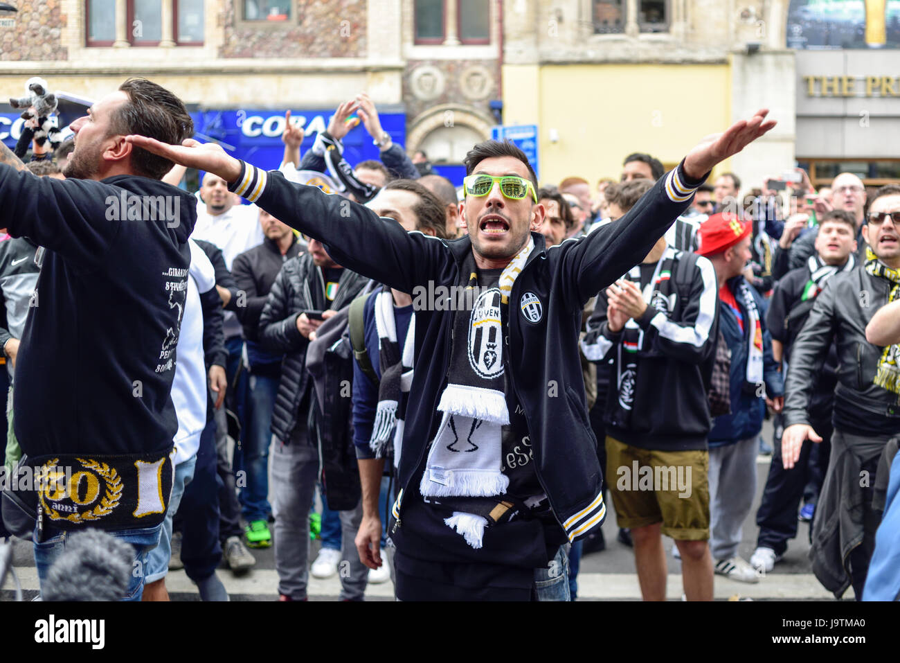 Cardiff, Royaume-Uni. 06Th juin 2017. Fans de la Juventus et le Real Madrid profitez de l'atmosphère de l'avant de la finale de la Ligue des champions au Millennium Stadium de Cardiff. Crédit : Ian Francis/Alamy Live News Banque D'Images