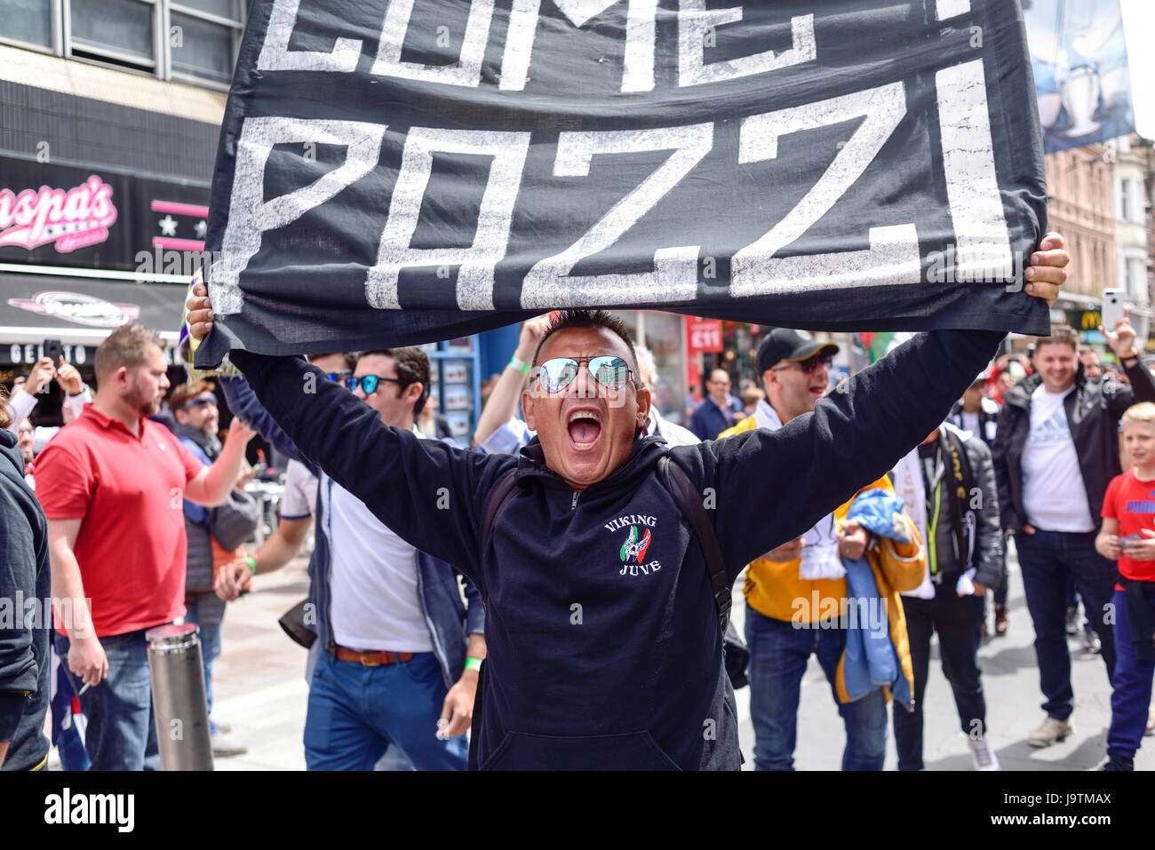 Cardiff, Royaume-Uni. 06Th juin 2017. Fans de la Juventus et le Real Madrid profitez de l'atmosphère de l'avant de la finale de la Ligue des champions au Millennium Stadium de Cardiff. Crédit : Ian Francis/Alamy Live News Banque D'Images