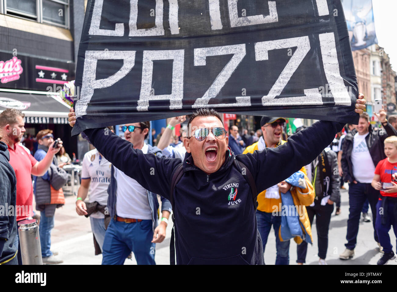 Cardiff, Royaume-Uni. 06Th juin 2017. Fans de la Juventus et le Real Madrid profitez de l'atmosphère de l'avant de la finale de la Ligue des champions au Millennium Stadium de Cardiff. Crédit : Ian Francis/Alamy Live News Banque D'Images