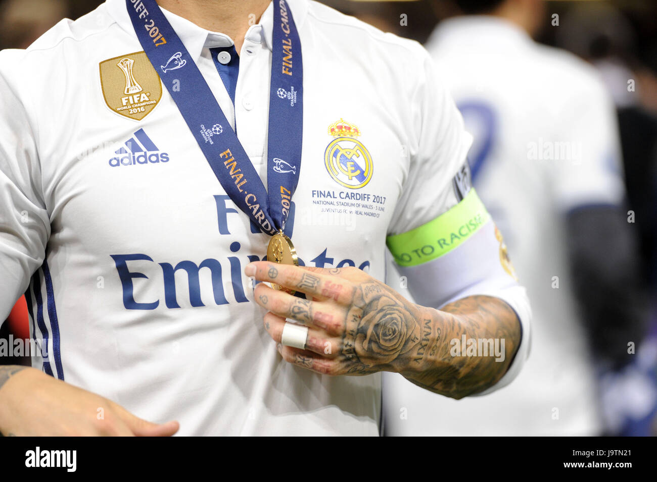 sergio ramos le capitaine du real madrid conserve sa medaille gagnants apres que son equipe a remporte le trophee de la ligue des champions apres la finale de la ligue des champions