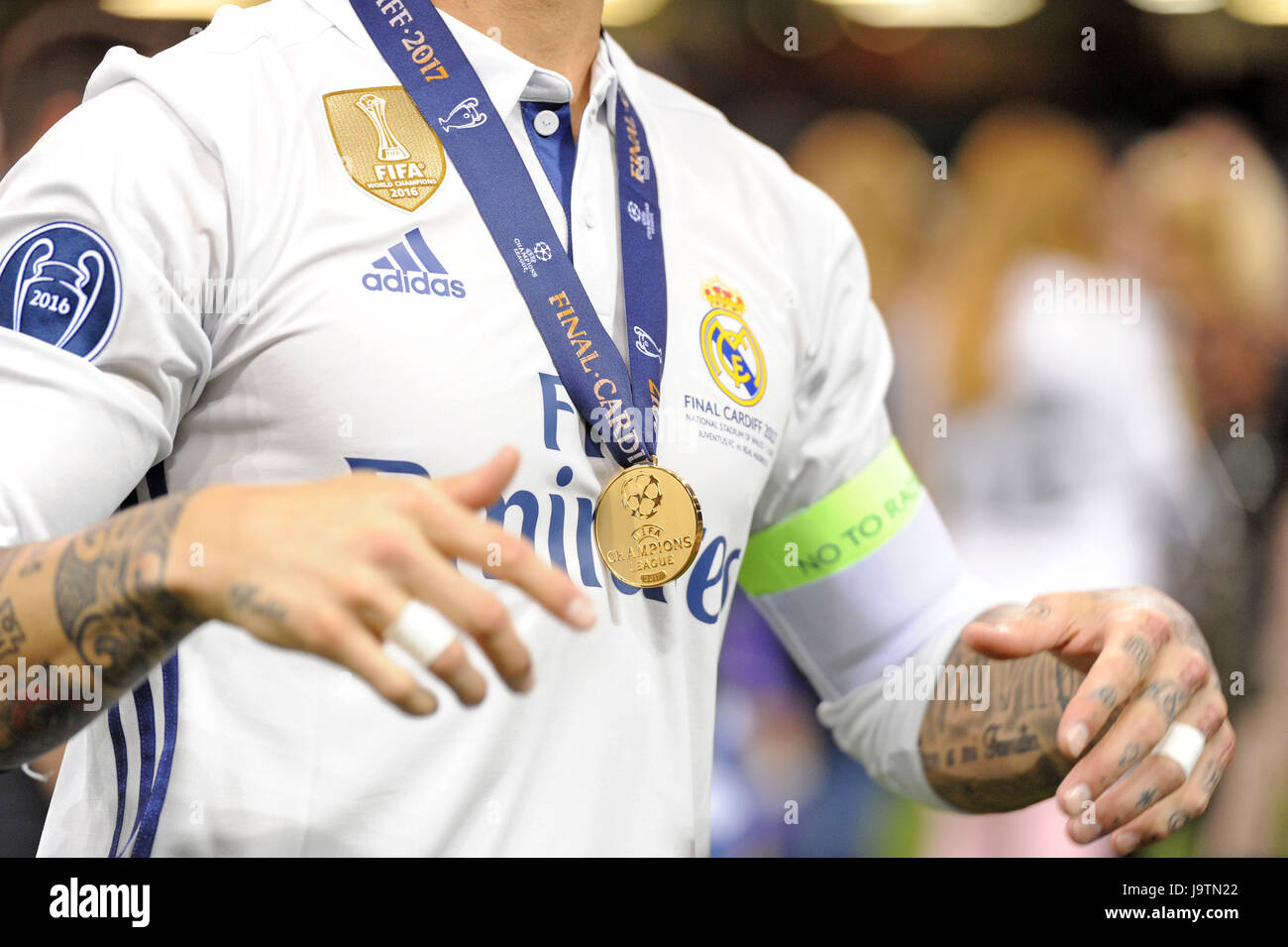 Close up de Sergio Ramos le Real Madrid captain\'s médaille après son équipe a remporté le trophée de la Ligue des Champions après la finale de la Ligue des Champions entre la Juventus et le Real Madrid au Stade National du Pays de Galles à Cardiff ce soir. Banque D'Images