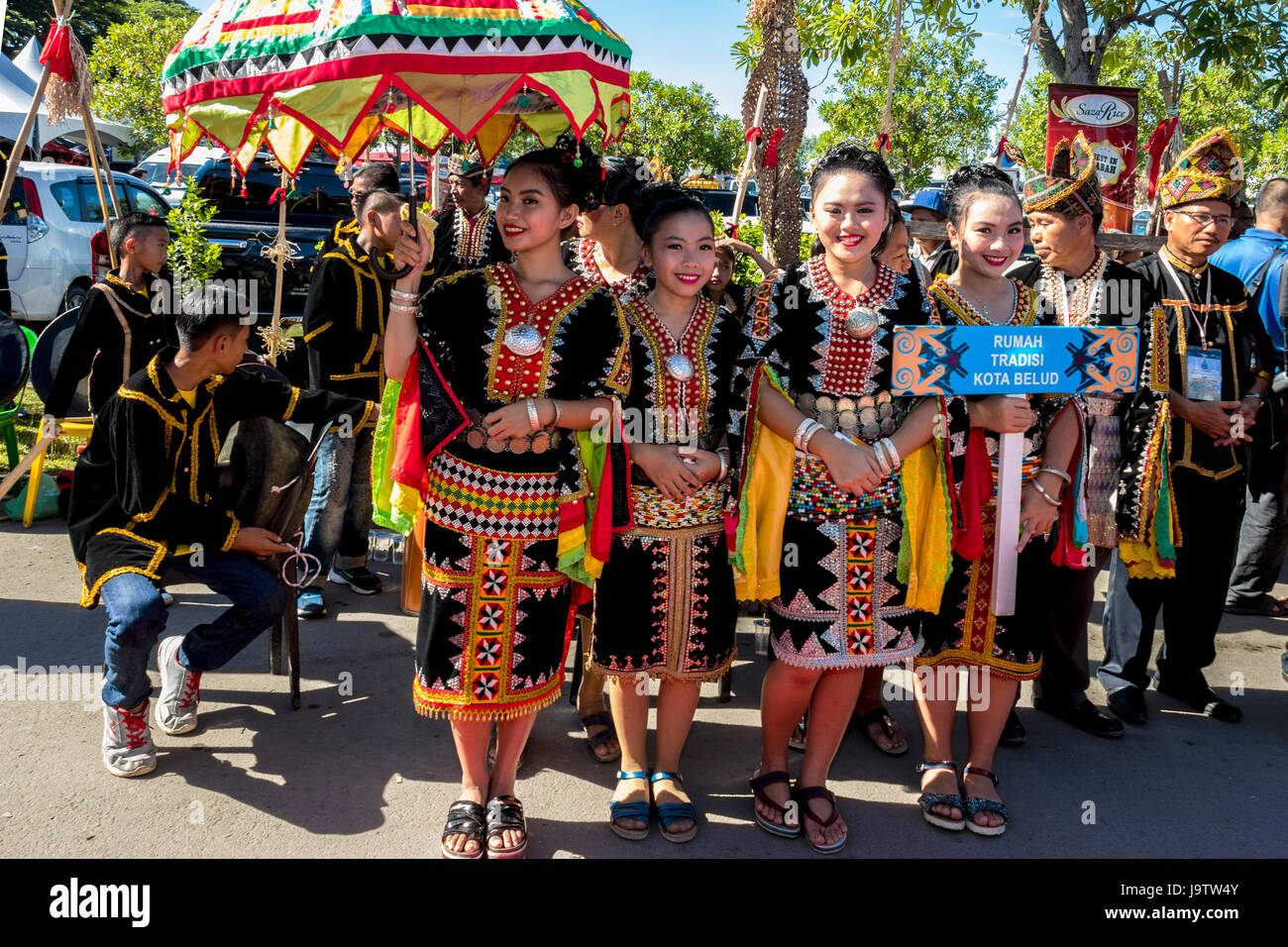 Rassemblement de groupes autochtones kadazandusan sur dernier jour de Pesta Kaamatan ou Hogkod Koisaan au festival des récoltes KDCA à Kota Kinabalu Sabah Malaisie Banque D'Images