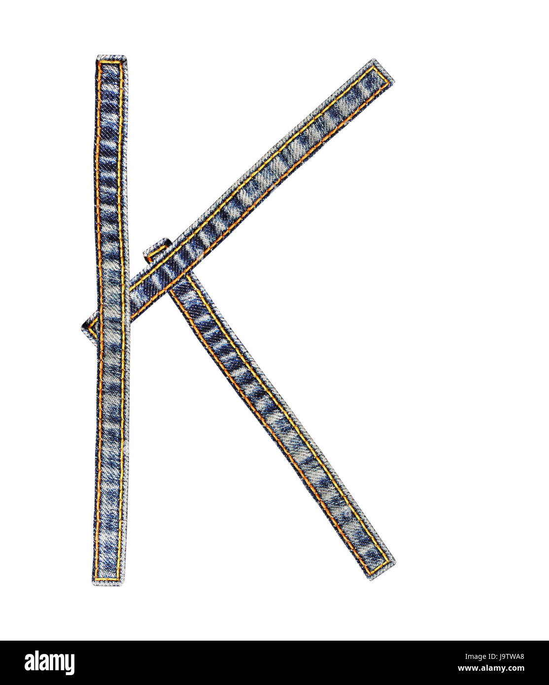 Lettre de l'alphabet jeans K isolé sur fond blanc Banque D'Images