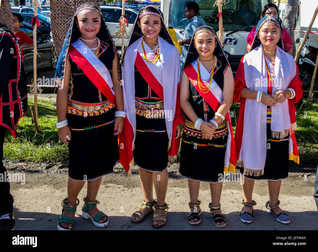 Rassemblement de groupes autochtones kadazandusan sur dernier jour de Pesta Kaamatan ou Hogkod Koisaan au festival des récoltes KDCA à Kota Kinabalu Sabah Malaisie Banque D'Images