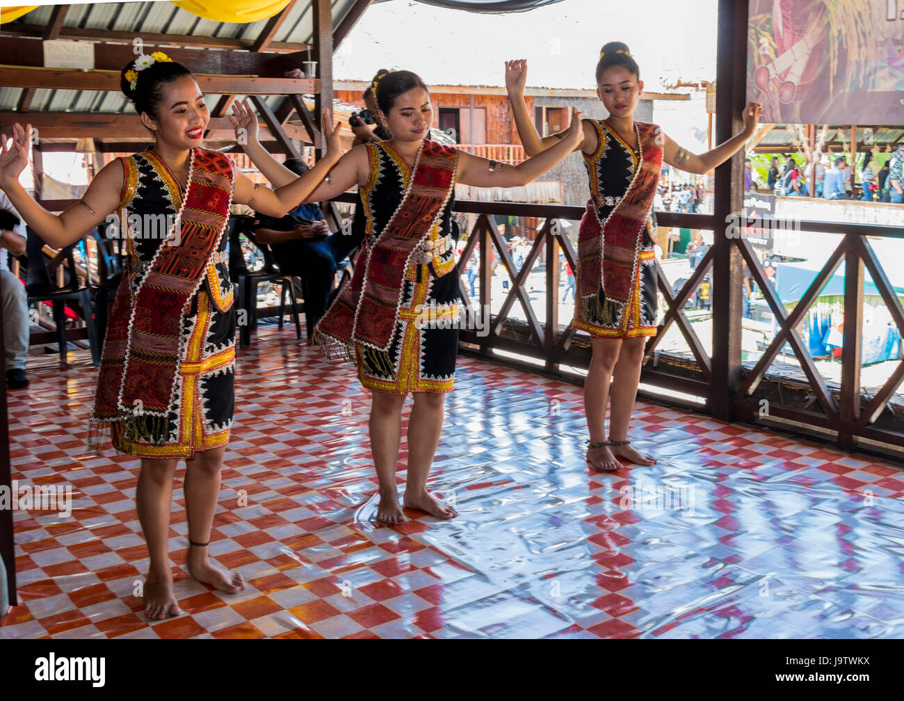 Rassemblement de groupes autochtones kadazandusan sur dernier jour de Pesta Kaamatan ou Hogkod Koisaan au festival des récoltes KDCA à Kota Kinabalu Sabah Malaisie Banque D'Images