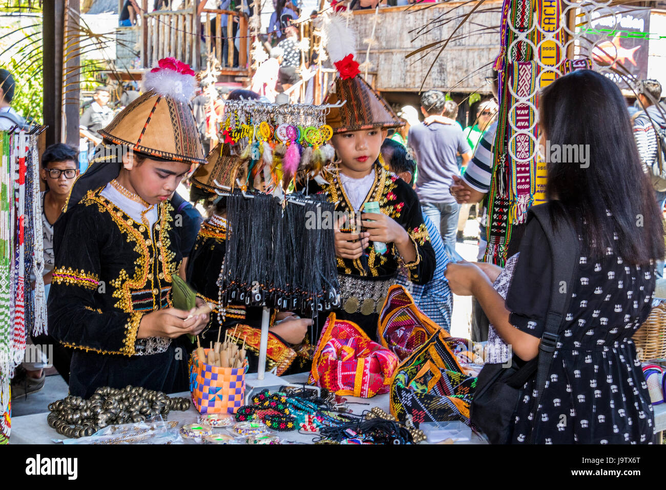 Rassemblement de groupes autochtones kadazandusan sur dernier jour de Pesta Kaamatan ou Hogkod Koisaan au festival des récoltes KDCA à Kota Kinabalu Sabah Malaisie Banque D'Images