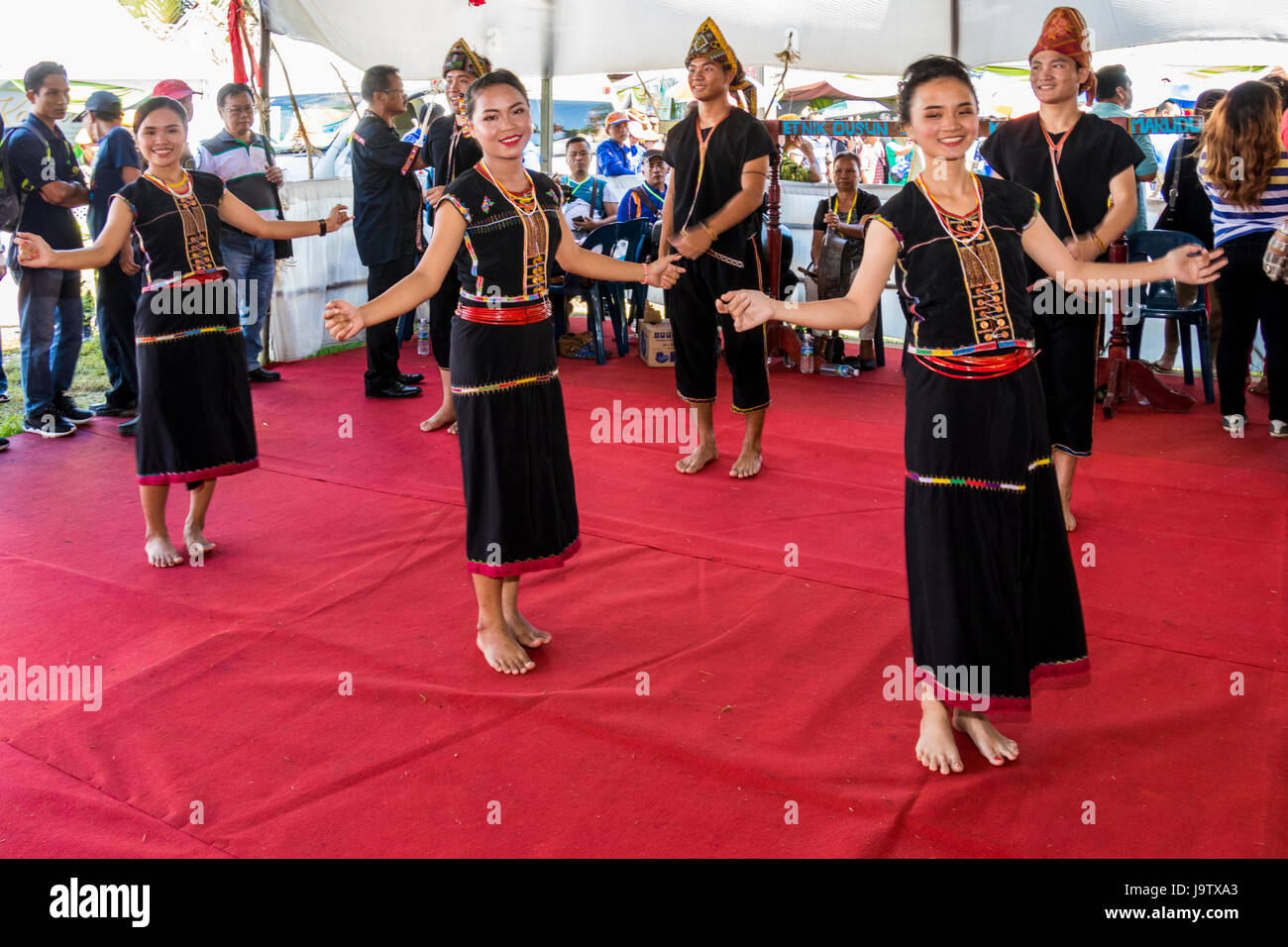 Rassemblement de groupes autochtones kadazandusan sur dernier jour de Pesta Kaamatan ou Hogkod Koisaan au festival des récoltes KDCA à Kota Kinabalu Sabah Malaisie Banque D'Images