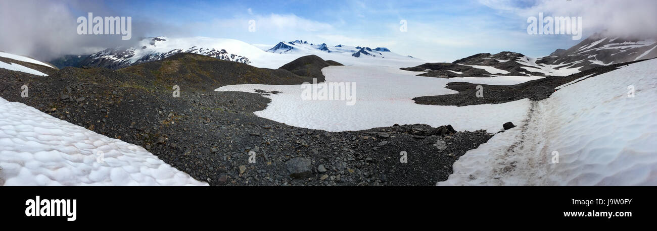 Vue panoramique du glacier à partir de la sortie La sortie Glacier près du sommet le long d'une journée de juillet avec une montagne de neige dans le sentier couvert Banque D'Images