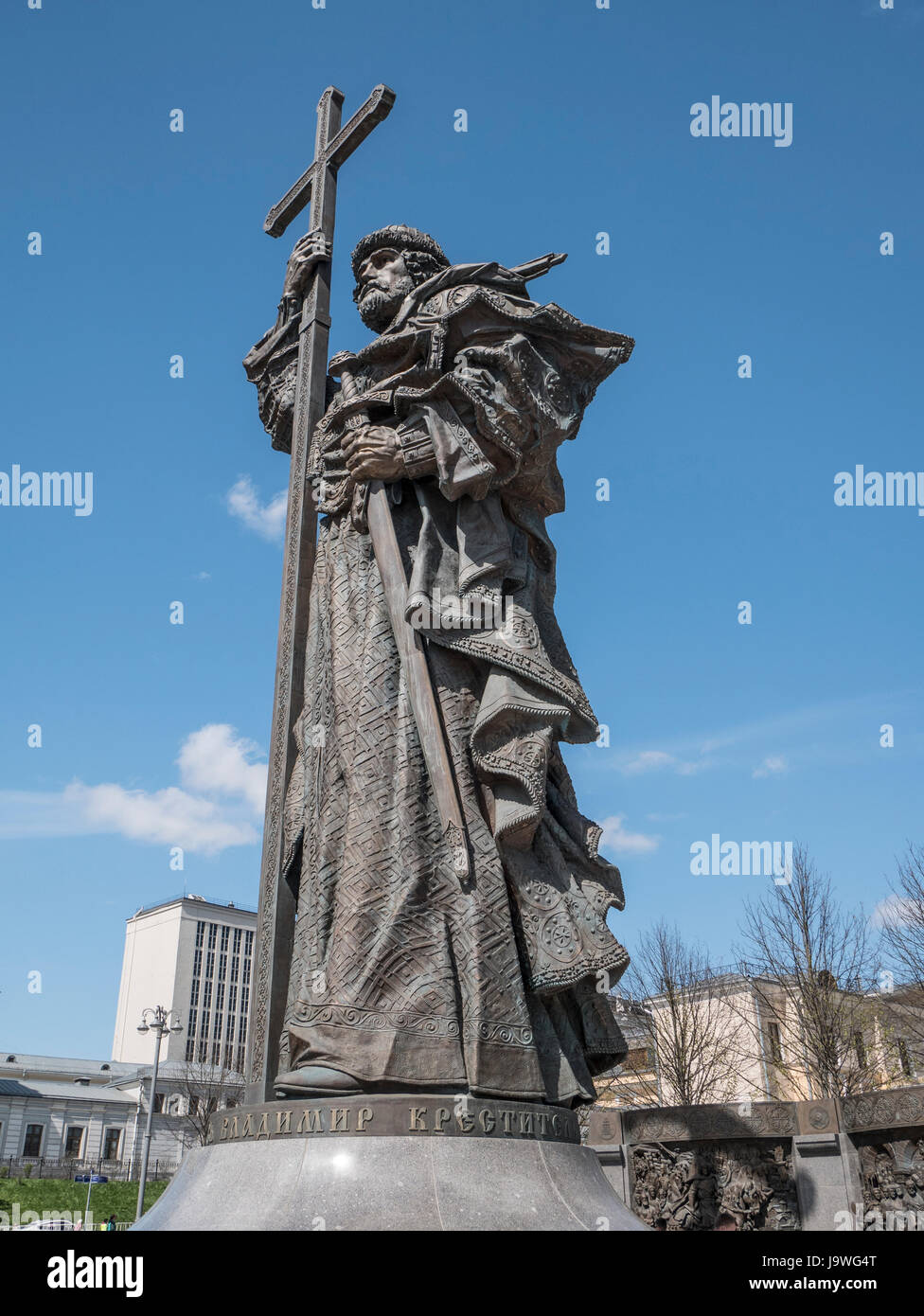 La statue de Vladimir le Grand se dresse sur Botovitskaya Ploschchad en dehors du Kremlim et en face de la maison Pachkov House Banque D'Images