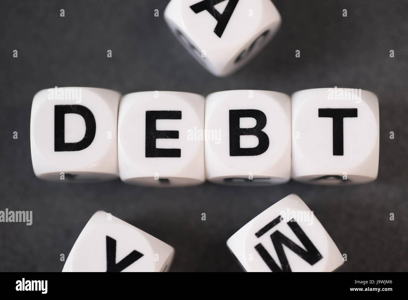 La dette sur word cubes jouet blanc Banque D'Images