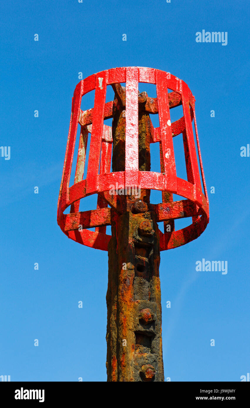 Le haut d'un brise-lames rouge post le marqueur d'une plage de North Norfolk à mundesley-sur-Mer, Norfolk, Angleterre, Royaume-Uni. Banque D'Images