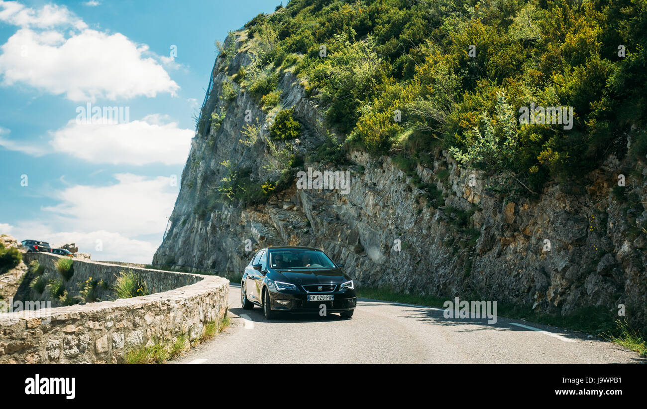 Verdon, France - le 29 juin 2015 : couleur Noir 5 portes Seat Leon voiture sur fond de montagne nature paysage. La Seat Leon est une petite berline Banque D'Images