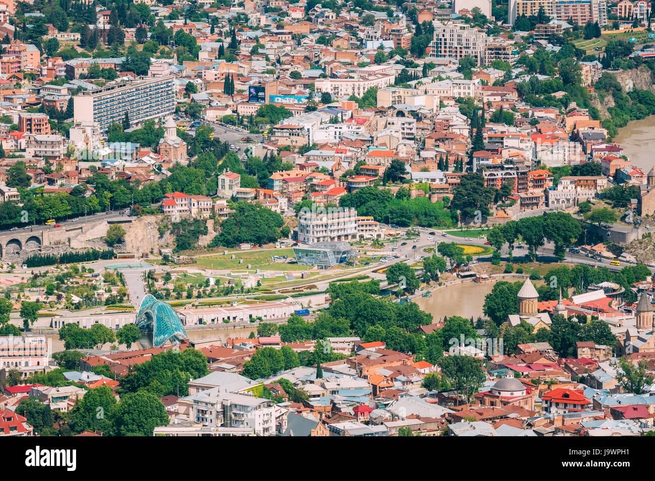 Tbilissi, Géorgie - 20 mai 2016 : Vue aérienne du pont de la paix, Nouvelle Construction moderne en verre sur la rivière Mtkvari Kura à Rike Park, célèbre Landma Banque D'Images