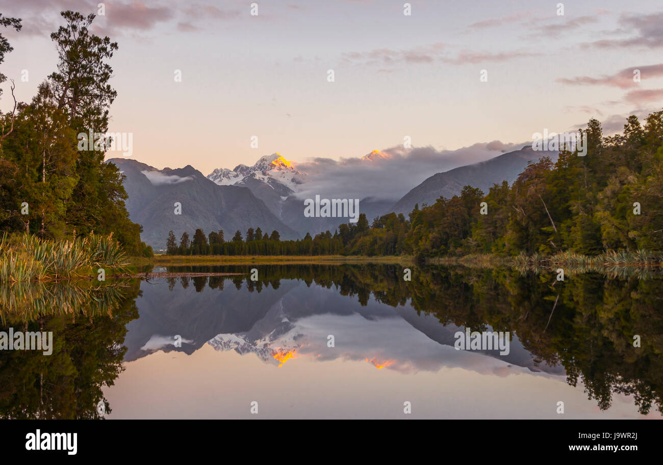 Le coucher du soleil, l'île de miroir, Mt. Tasman et Mt. Cook, reflet dans le lac Matheson, Parc National du Mont Cook, Westland National Park Banque D'Images