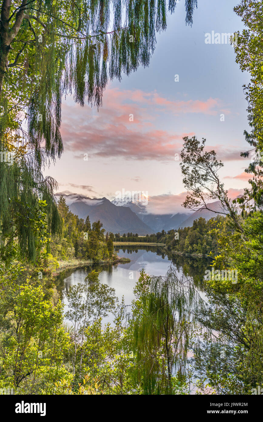 Coucher du soleil, vue de l'opinion, Mt. Tasman et Mt. Cook, reflet dans le lac Matheson, Mount Cook National Park Banque D'Images