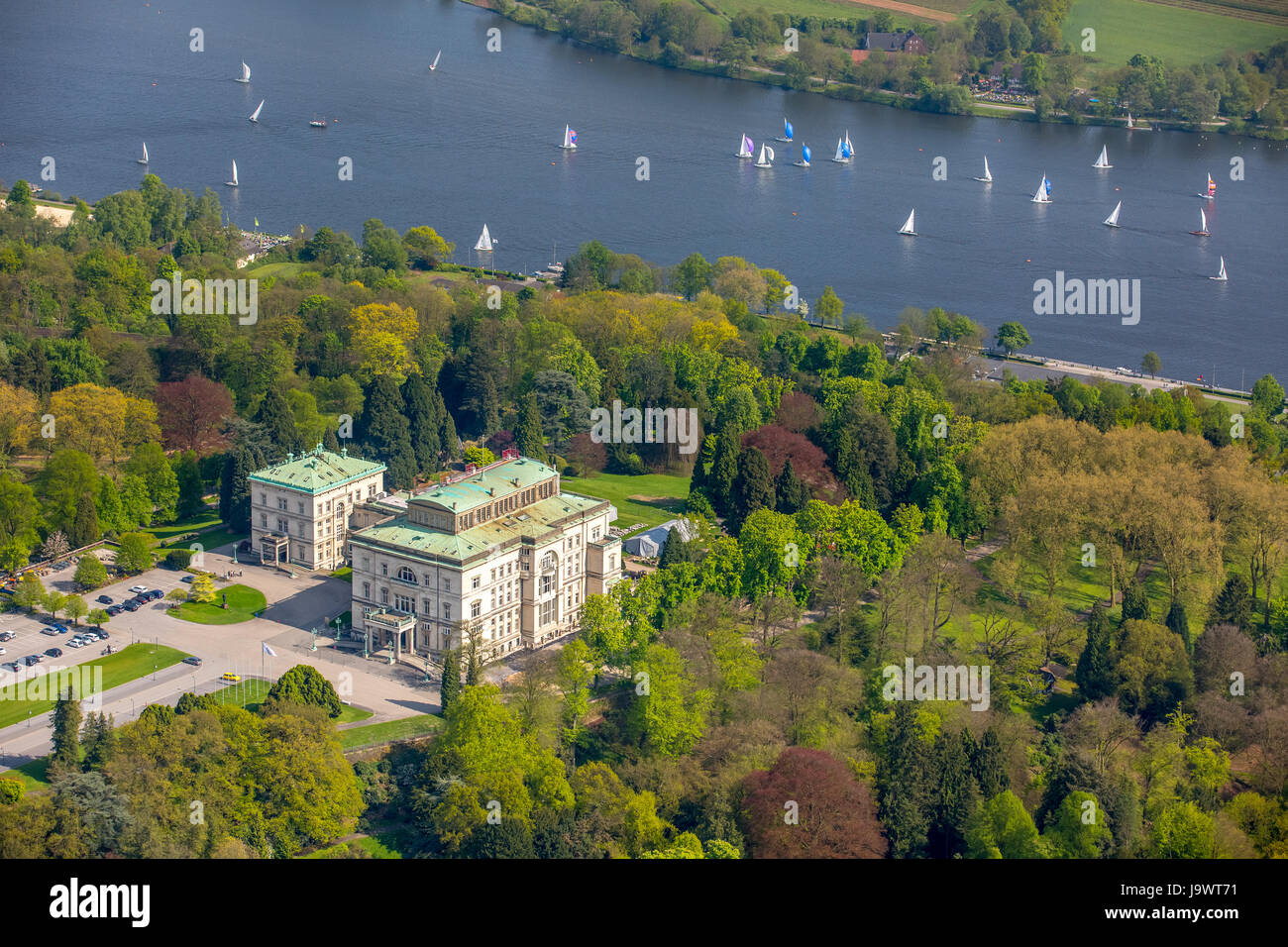 Villa Hügel avec bateaux à voile sur le lac Baldeney, Essen, Ruhr, Rhénanie du Nord-Westphalie, Allemagne Banque D'Images