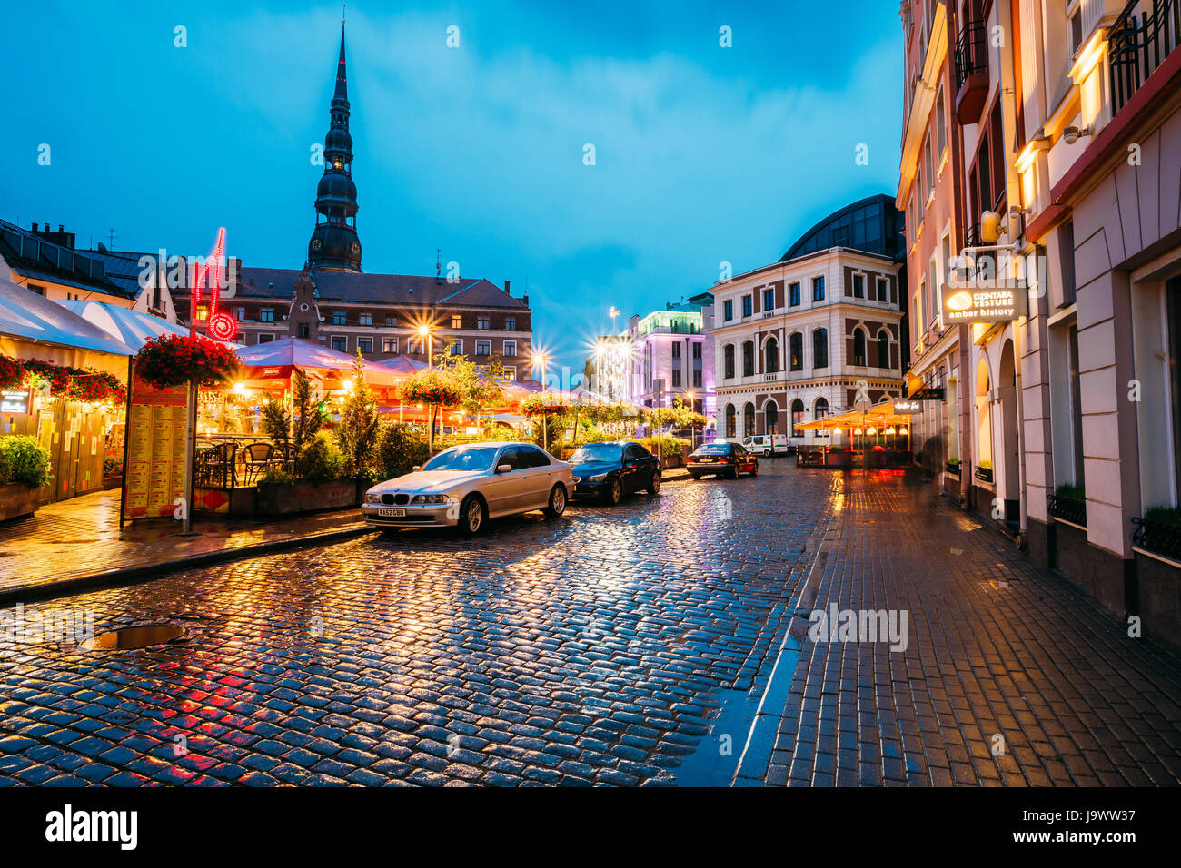 Riga, Lettonie - Juillet 3, 2016 : berline BMW Série 5 E39 Parking gratuit près de l'Open Air Lieu de loisirs centre de loisirs Egle en soirée ou la nuit dans l'éclairage Banque D'Images