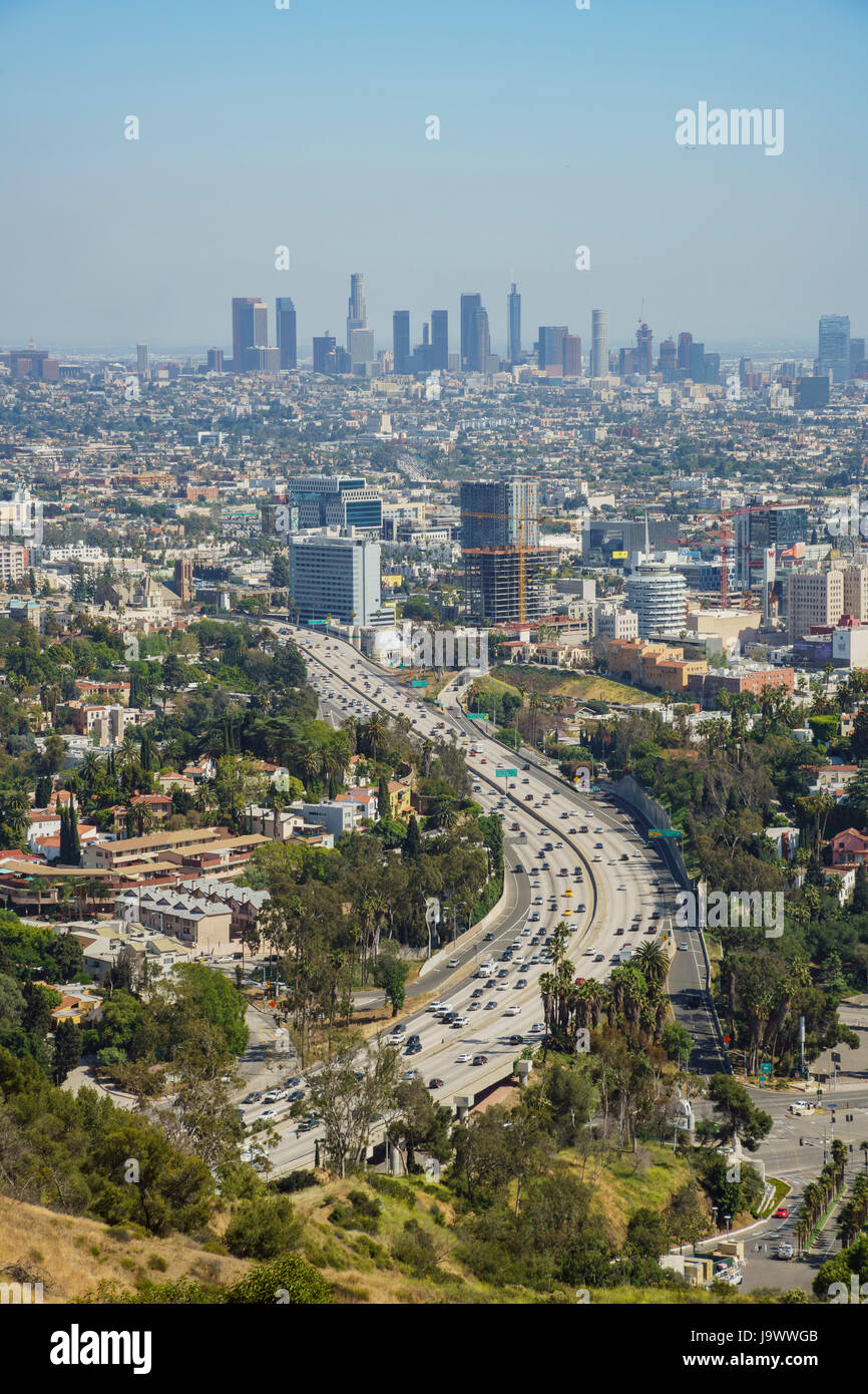 Après-midi vue aérienne de Los Angeles skyline avec la route de Hollywood Bowl donnent sur, Californie Banque D'Images