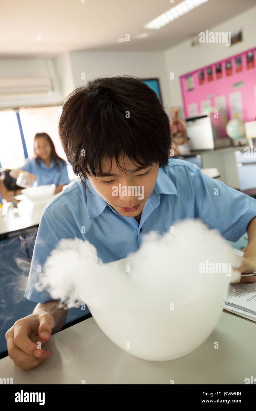 Bangkok, Thaïlande - 22 novembre 2012 : Dans le cadre d'un collège à Bangkok, Thaïlande. Les élèves en classe de sciences, l'étude de la réaction de la glace sèche. Banque D'Images