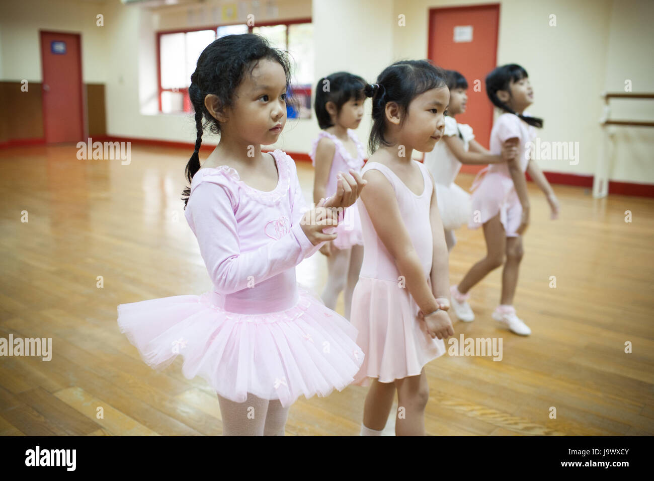 Bangkok , Thaïlande - 22 novembre 2012 : les petites filles à l'école primaire, prendre un cours de danse classique. Banque D'Images