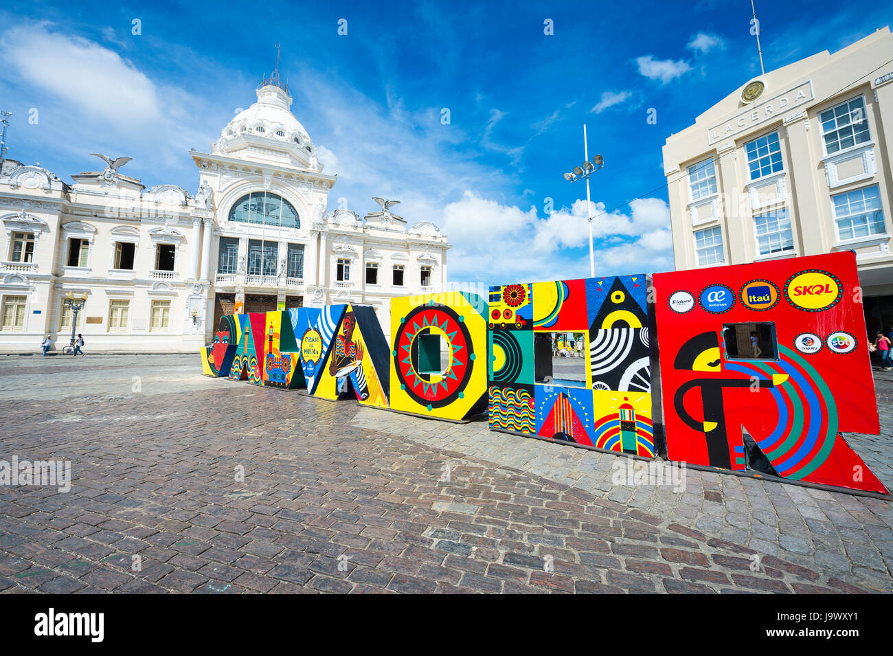 SALVADOR, BRÉSIL - 9 mars 2017 : un signe qui reflète la culture colorée de la ville accueille les touristes dans le quartier historique de Pelourinho Banque D'Images