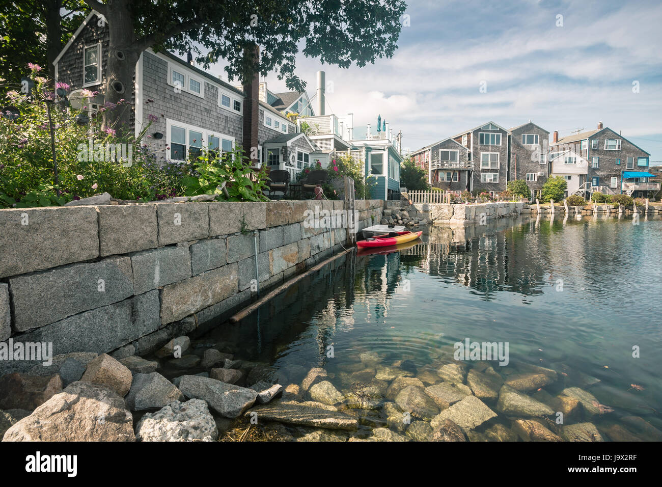 Vue arrière de boutiques le long du port, dans le petit village de Rockport, au nord-est de Boston, MA. Banque D'Images
