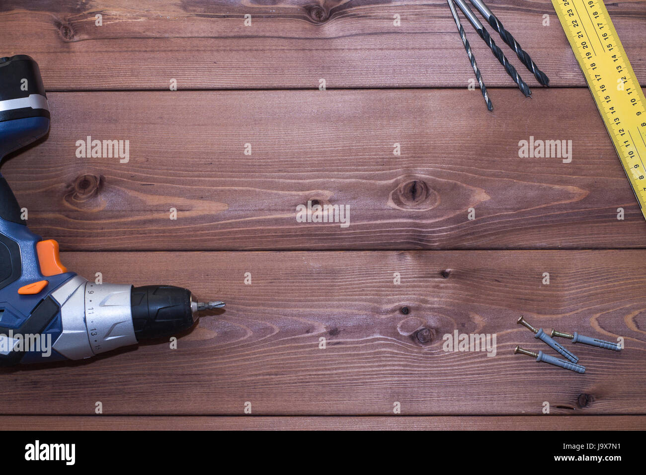 Tournevis plat sur une table en bois. L'outil électrique. Fond de bois. Banque D'Images