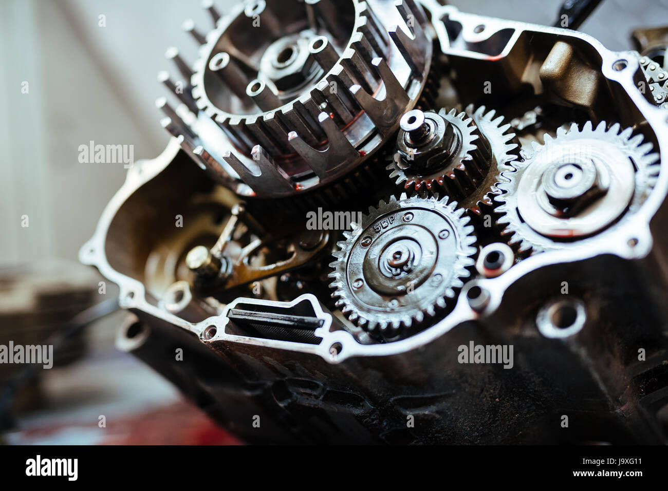 Libre de droit metal avec des engrenages de la partie tachée avec de l'huile de la machine sur la table dans l'atelier de mécanique Banque D'Images