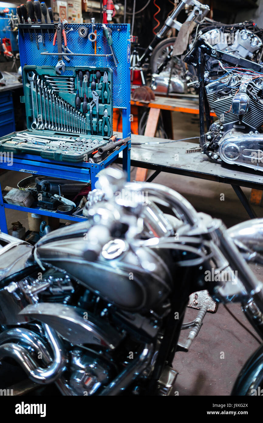 Image en arrière-plan de garage mécanique vide avec boîte à outils ouvert  défini pour les travaux de réparation de moto Photo Stock - Alamy