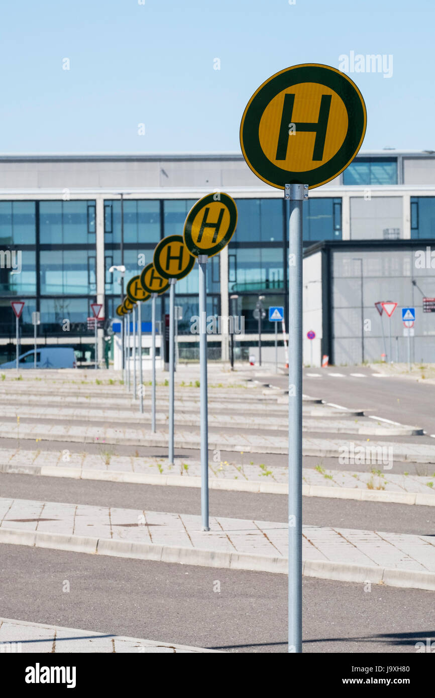 Avis d'arrêts de bus vide et la signalisation à la Berlin Brandenburg Airport Terminal Willi-Brandt non achevé et 7 ans de retard à Berlin Allemagne Banque D'Images