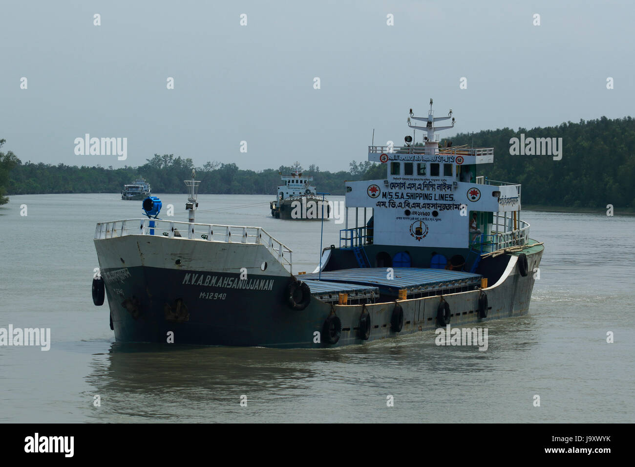 Les navires naviguant près de la banque d'Shibsha rivière à l'intérieur les Sundarbans en dépit des risques écologiques. Satkhira, Bangladesh Banque D'Images