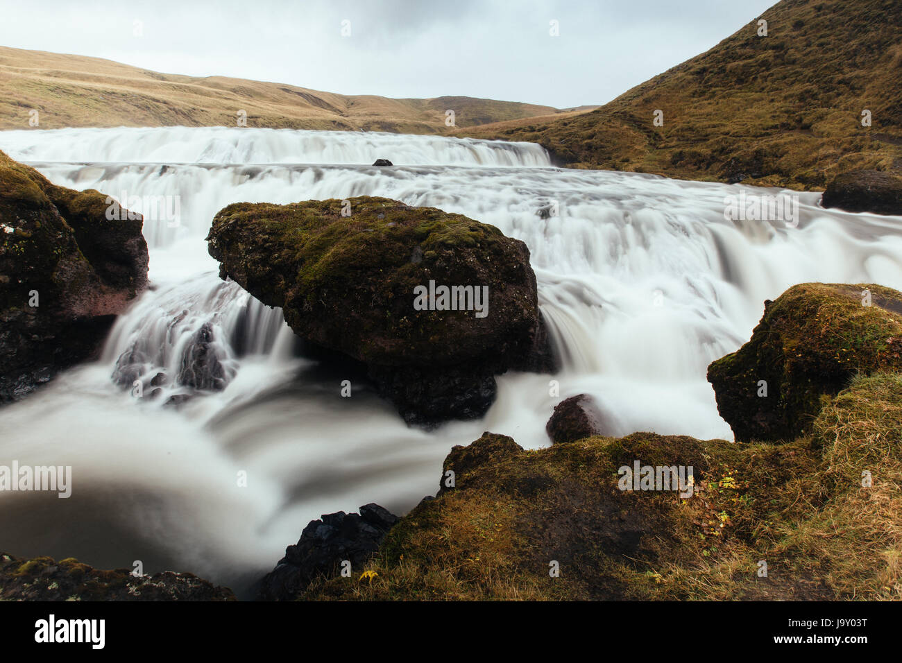 De l'écoulement de l'eau adoptent depuis longtemps dans la rivière Skoga dans les chutes de Skogafoss, Islande. Banque D'Images