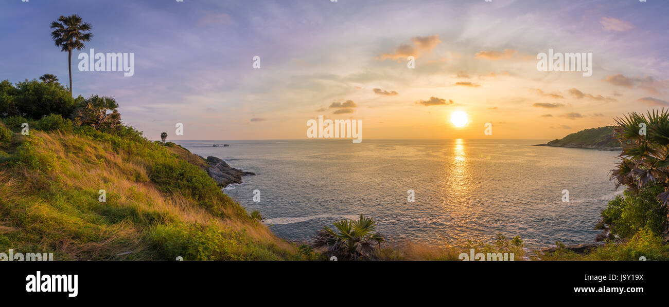Point de vue panoramique, coucher du soleil à cap Phrom thep ou Phrom thep symbole Laem est l'île de Phuket, Thaïlande. Plus populaires de vacances ou de congés pour un tourisme Banque D'Images