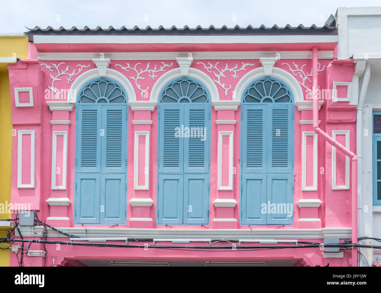L'architecture de style sino-portugais windows colorés à Phuket en Thaïlande. Windows Classic vintage Banque D'Images