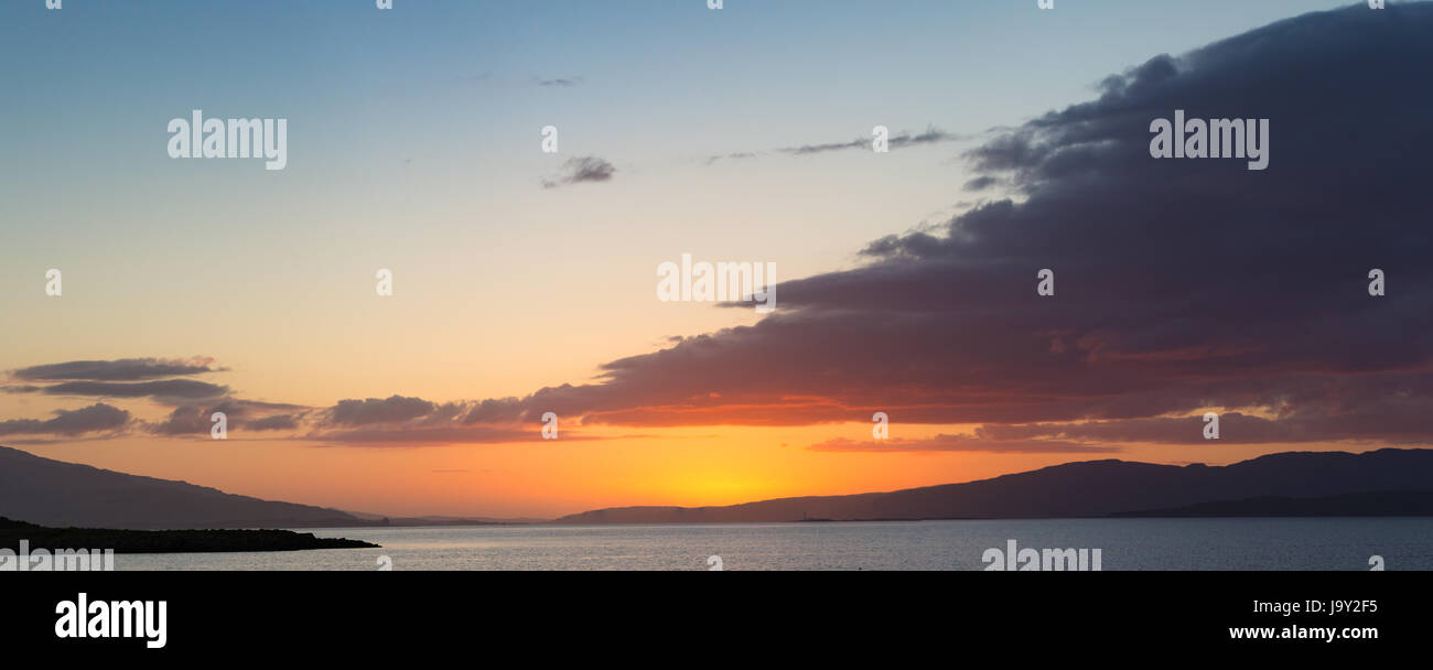 Coucher de soleil sur les îles de Mull et Lismore, Ecosse, prises au crépuscule de l'île de Kerrera en mai Banque D'Images