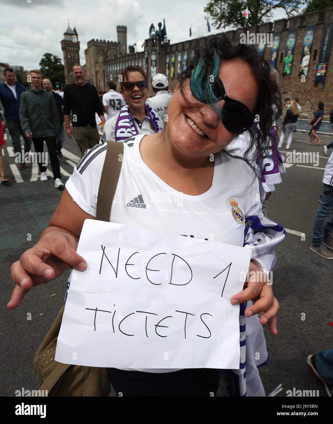 Un fan du Real Madrid est titulaire d'un panneau qui demande un ticket pour la finale de la Ligue des champions au Stade National, Cardiff. Banque D'Images
