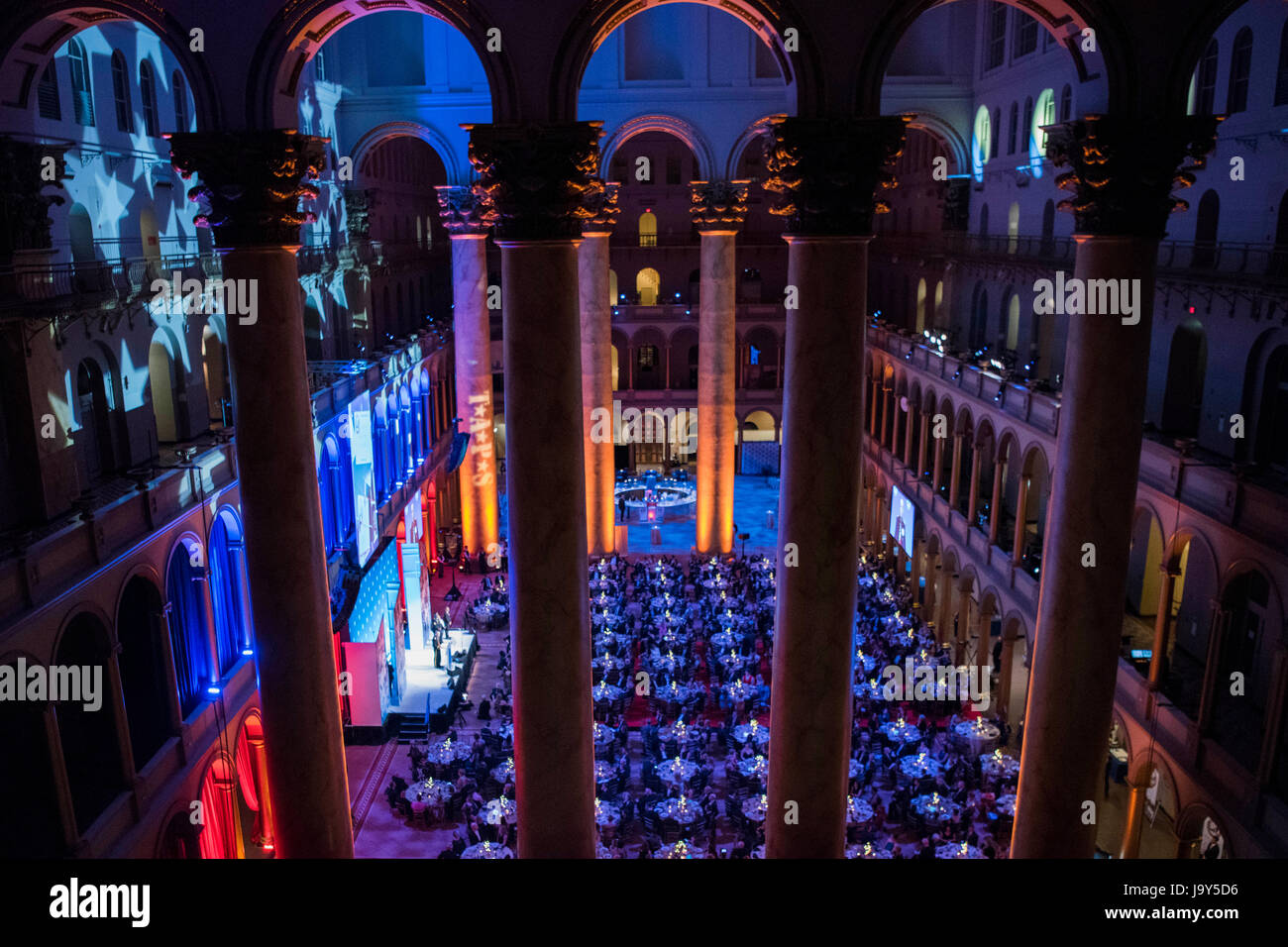 Le grand hall du Musée national du bâtiment avec les 75 pieds de colonnes corinthiennes décorées pour accueillir le programme d'aide aux survivants de la tragédie sur la garde d'honneur le 12 avril 2017 Gala à Washington, DC. Le bâtiment a été initialement construit comme la guerre civile Bâtiment Pension (photo de Dominique A. Pineiro /DoD par Planetpix) Banque D'Images