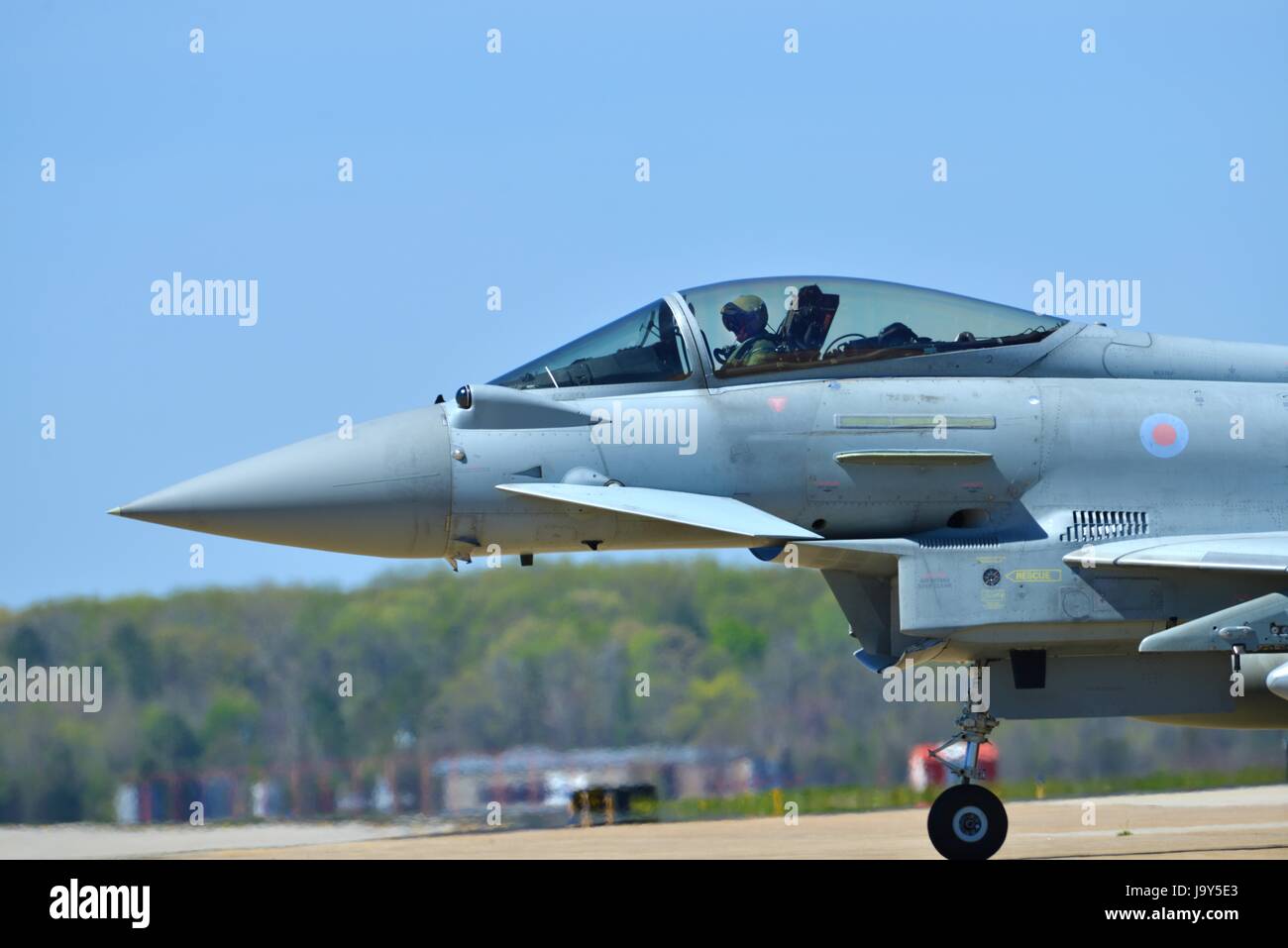 La British Royal Air Force Eurofighter Typhoon swing-rôle des chasseurs de combat atterrit sur la piste à Joint Base Langley-Eustis au cours de l'exercice Trident de l'Atlantique le 10 avril 2017 à Hampton, en Virginie. (Photo de Tristan Biese /US Air Force par Planetpix) Banque D'Images