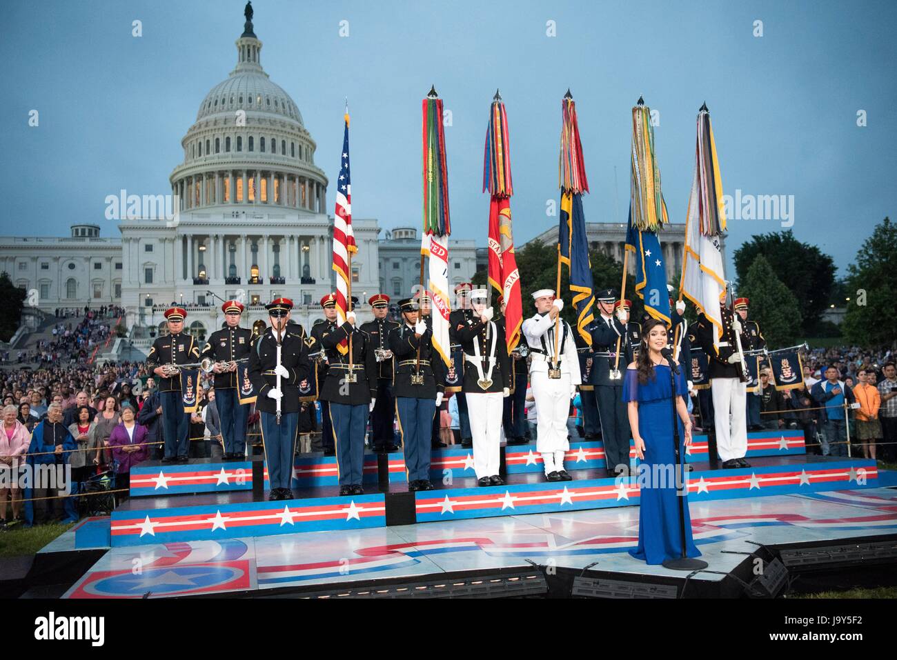 Des soldats américains rendre honneurs comme l'hymne national est chanté au cours de la National Memorial Day Concert au Capitole pelouse ouest 28 mai 2017, à Washington, DC. (Photo de Dominique A. Pineiro /DoD par Planetpix) Banque D'Images