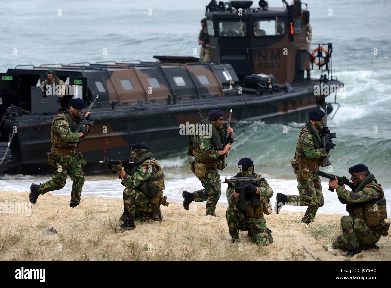 Des commandos portugais mener un atterrissage plage amphibie de l'OTAN au cours de l'exercice Trident Stade 5 Novembre, 2015 à Troia, Portugal. (Photo de Jason Johnston /US Army par Planetpix) Banque D'Images