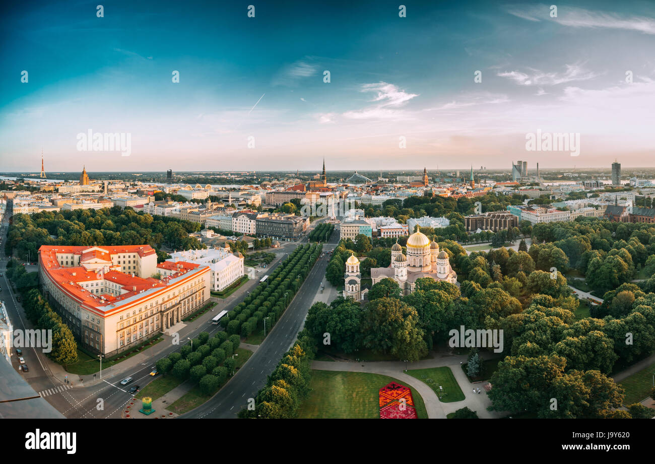 Riga, Lettonie - Juillet 2, 2016 : la ville de Riga. Vue du haut des Bâtiments Ministère de la Justice, la Cour suprême, le Conseil des ministres en soirée d'été. Aerial Banque D'Images