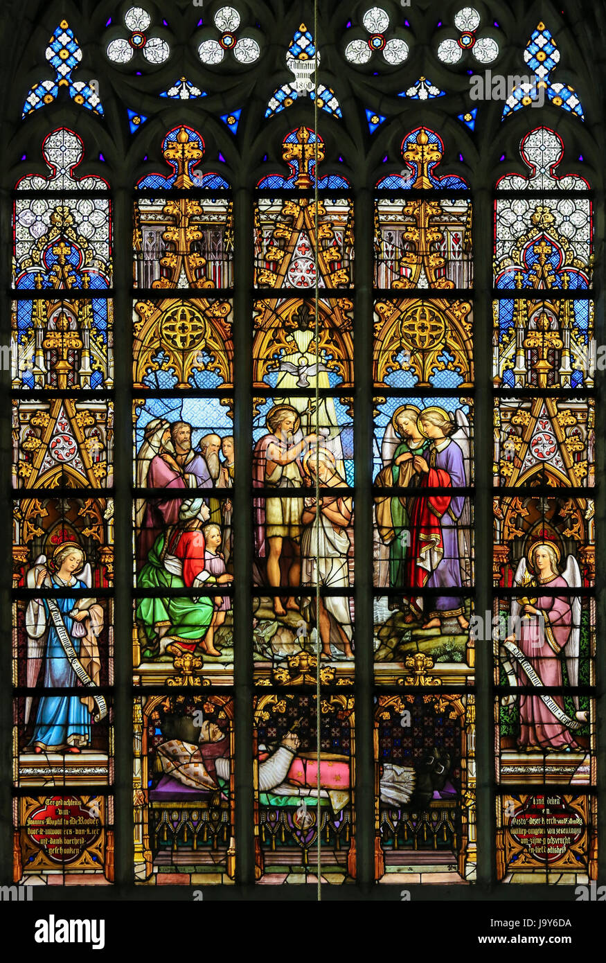 Vitrail de l'église St Gummarus à Lier, Belgique, représentant le baptême de Jésus dans le Jourdain par saint Jean Baptiste Banque D'Images