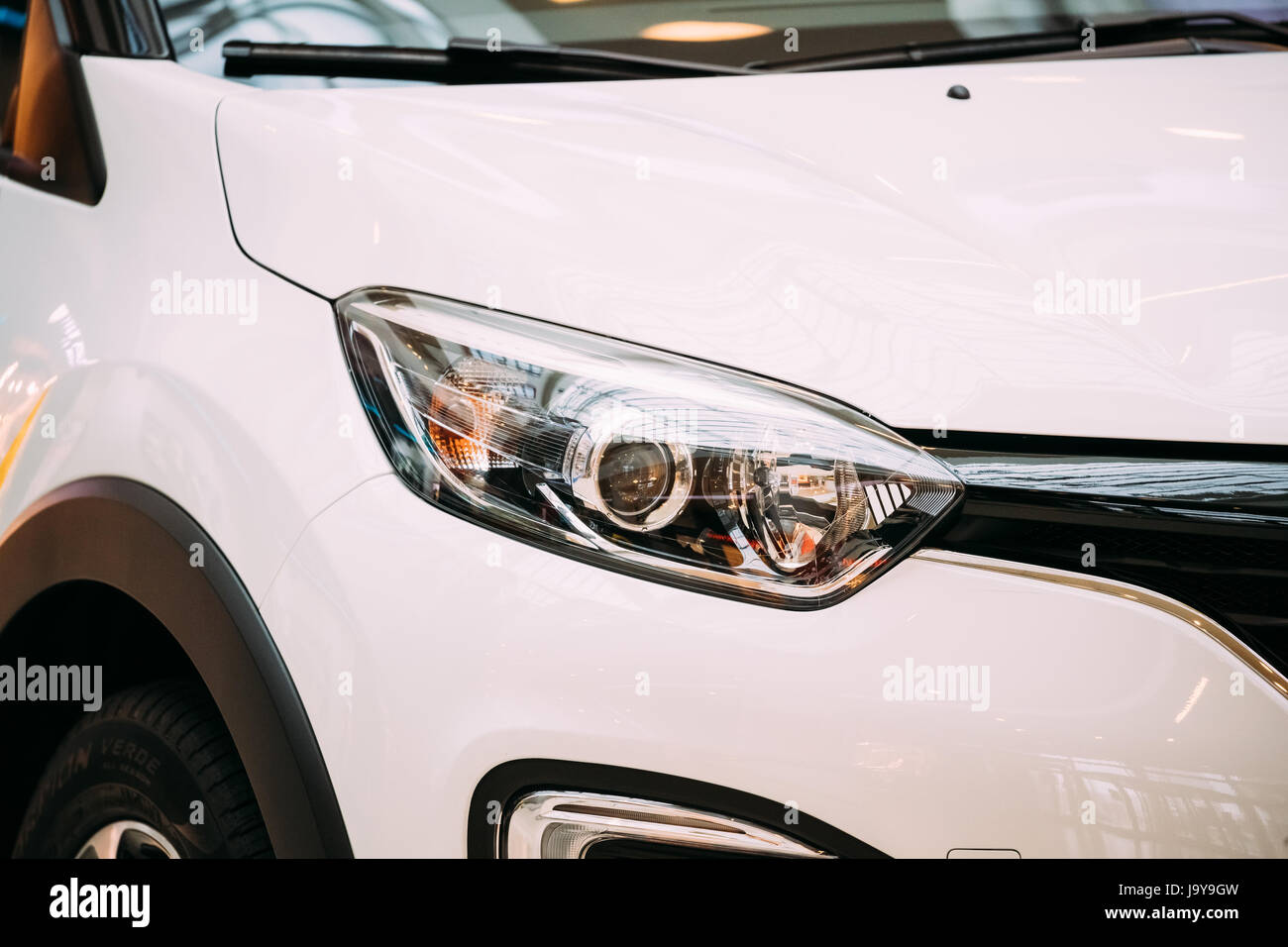 Minsk, Belarus - Novembre 04, 2016 : Le phare droit de Nouvelle Couleur Blanc 23,50 Renault voiture. Le VUS compact Banque D'Images