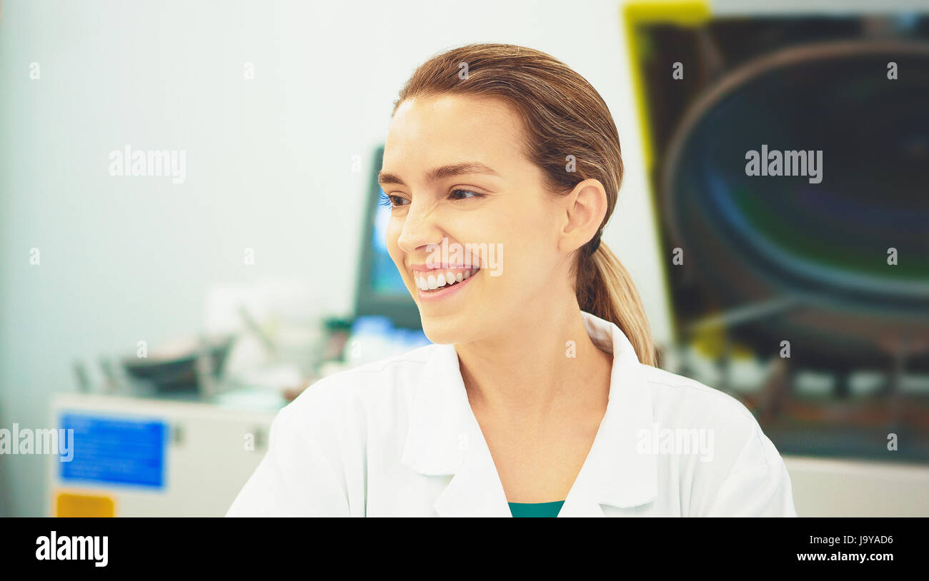 Femme avec alb en laboratoire, chercheur, enseignant Banque D'Images