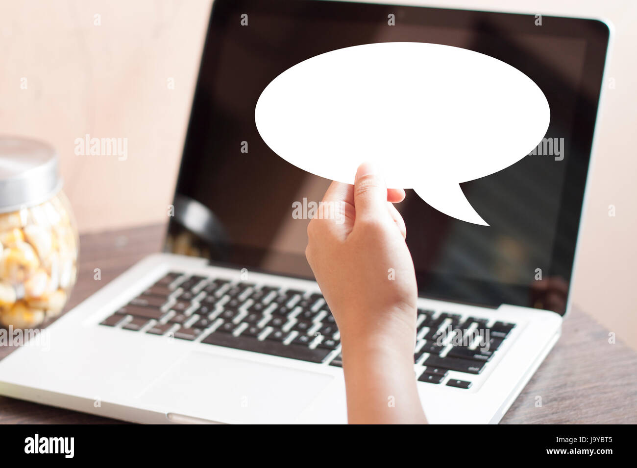 Hand Holding Empty White Speech Bubble Banque D'Images