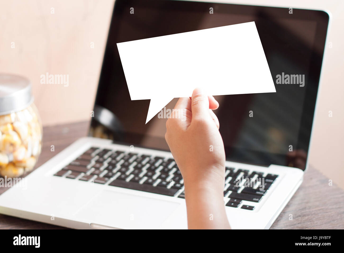 Hand Holding Empty White Speech Bubble Banque D'Images